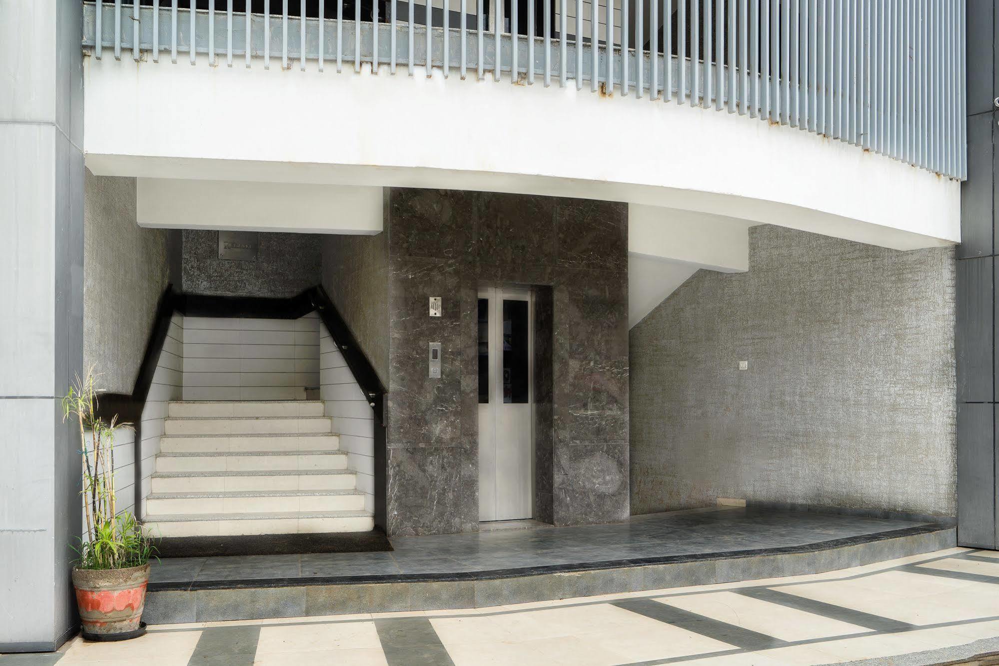 Treebo Unity Hotel Ahmedabad Bagian luar foto