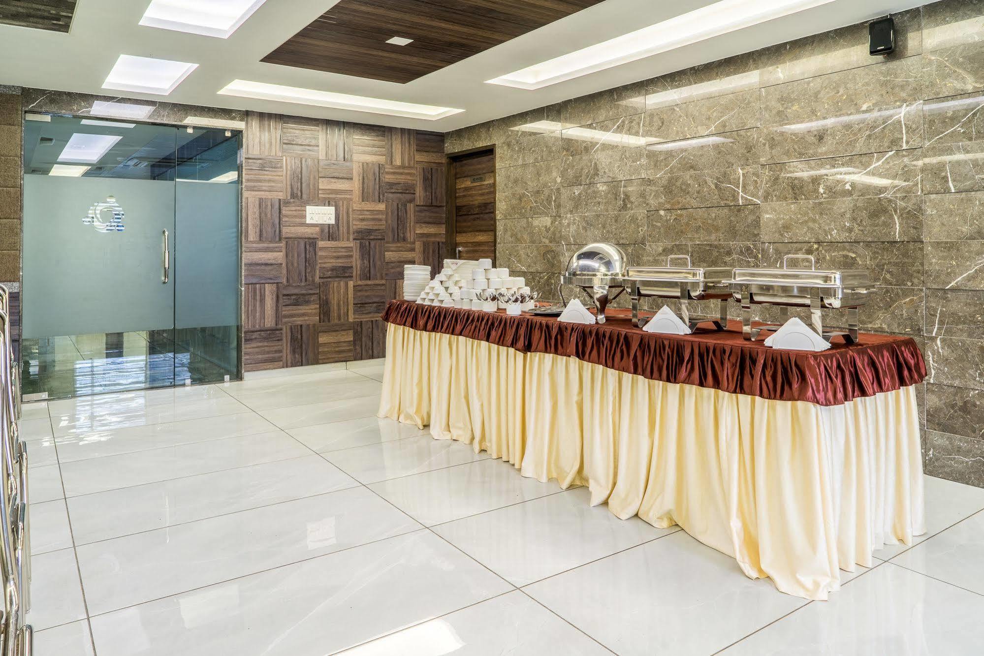 Treebo Unity Hotel Ahmedabad Bagian luar foto
