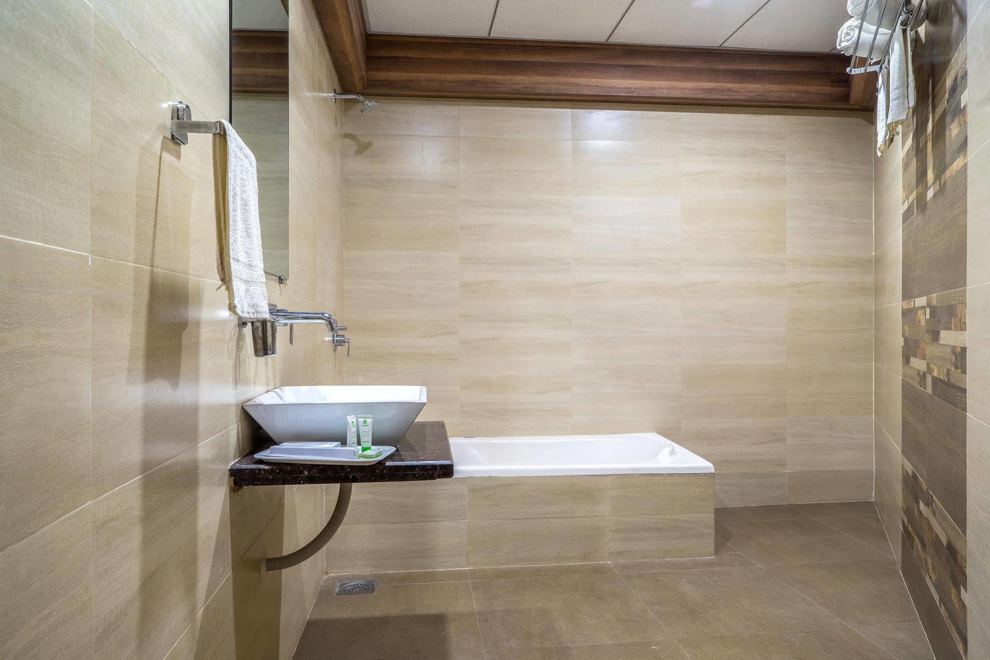 Treebo Unity Hotel Ahmedabad Bagian luar foto