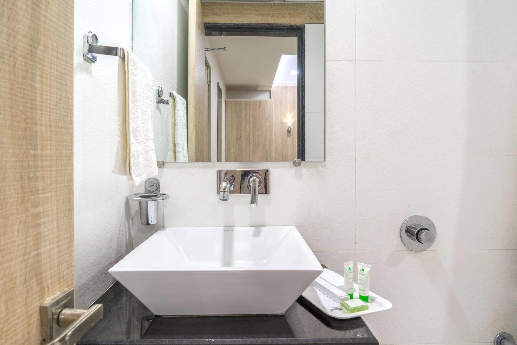 Treebo Unity Hotel Ahmedabad Bagian luar foto