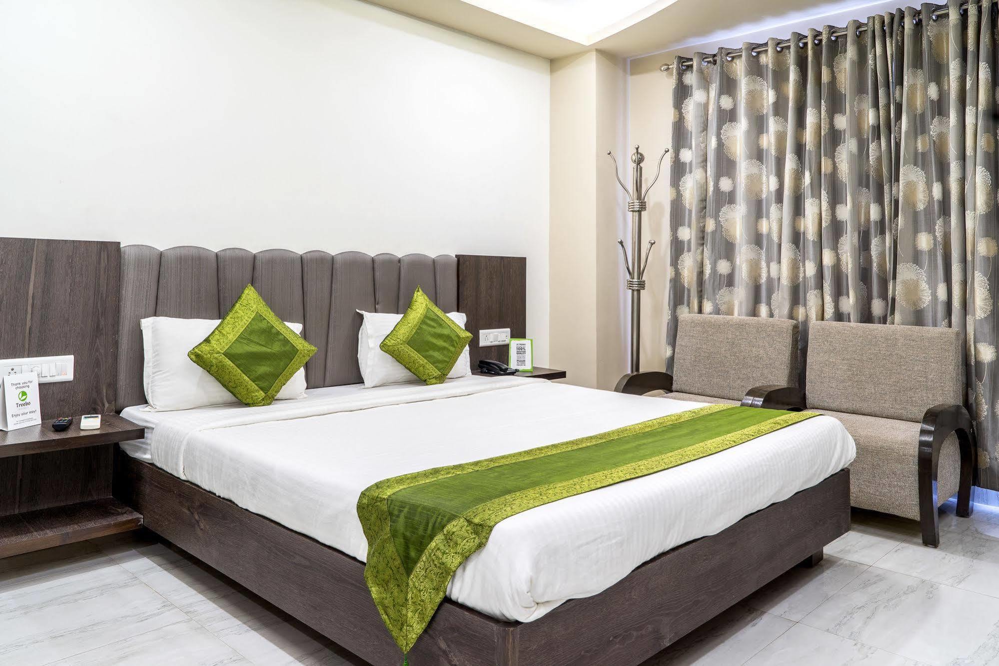 Treebo Unity Hotel Ahmedabad Bagian luar foto
