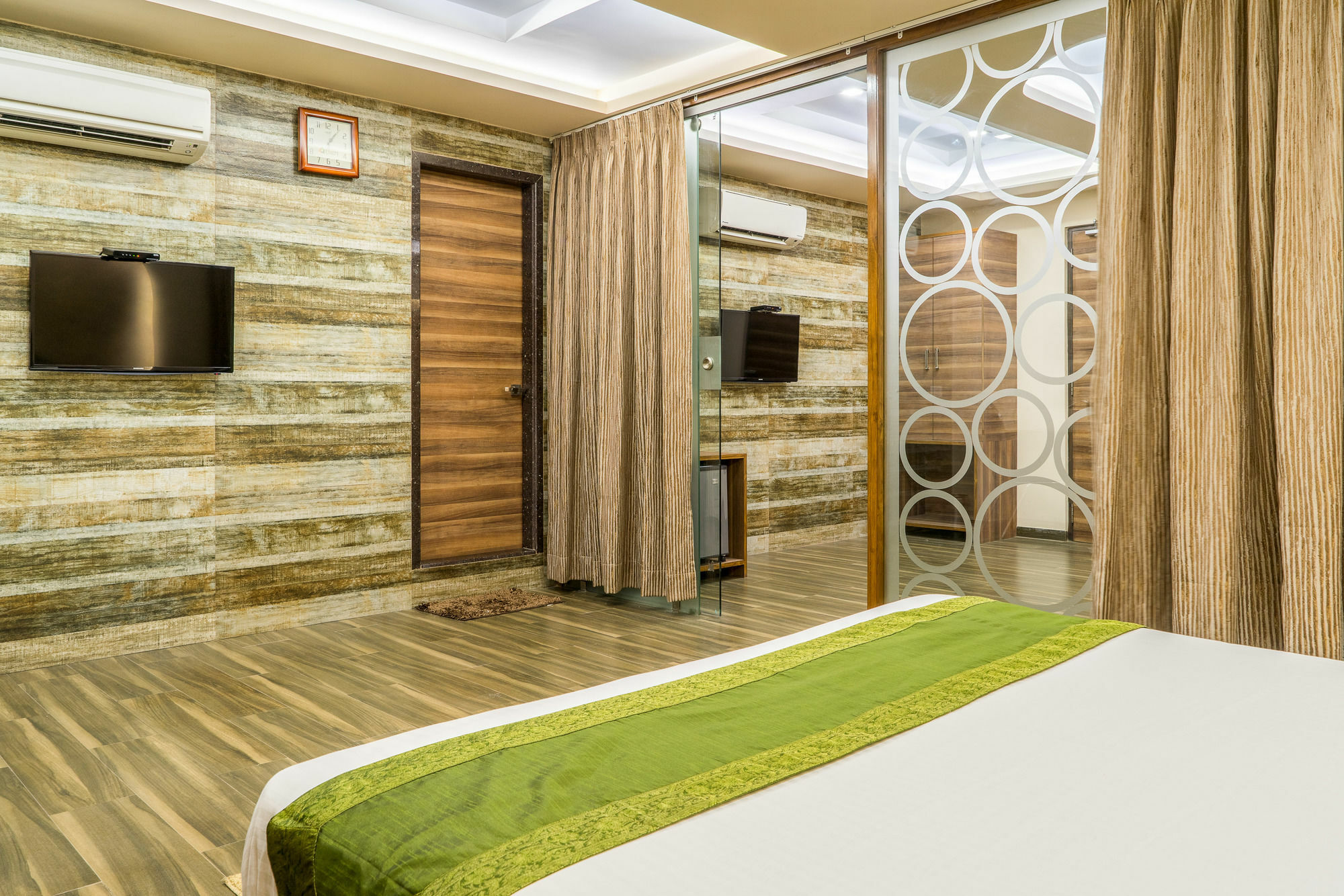 Treebo Unity Hotel Ahmedabad Bagian luar foto